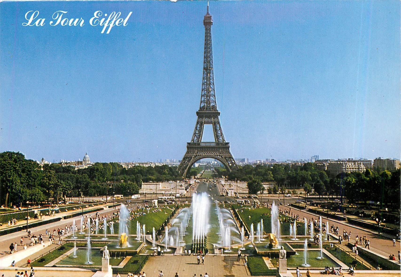 CPM Paris La Tour Eiffel et les Jets d'eau du Trocadero 