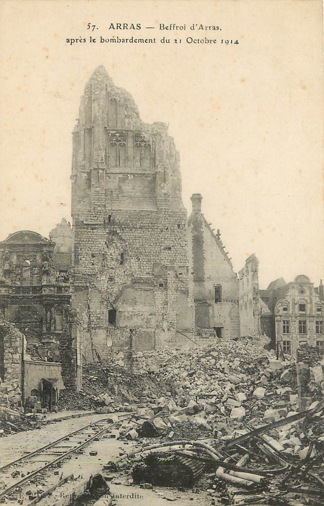 CPA Arras Beffroi d'Arras apres le bombardement du 21 Octobre 1914 Militaria