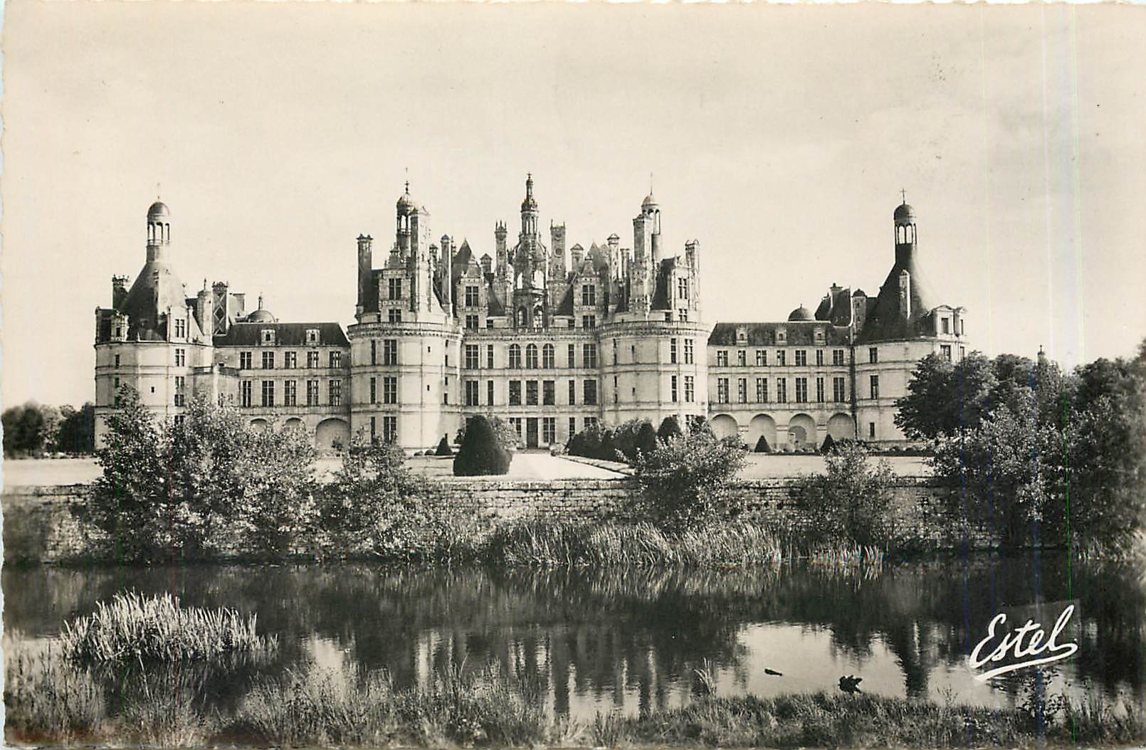 CPM Le Chateau de Chambord Facade et Jardins sur le Cosson