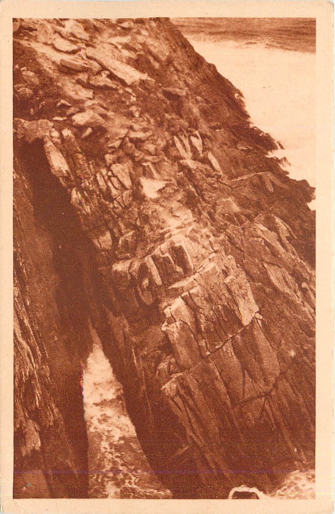 CPA La Pointe du Raz L'Enfer de Plogoff La Cheminee du Diable 