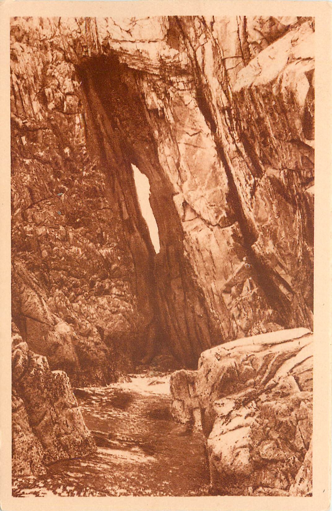 CPA La Pointe du Raz La Grotte des Cormorans Vue de Roc Mourfil 