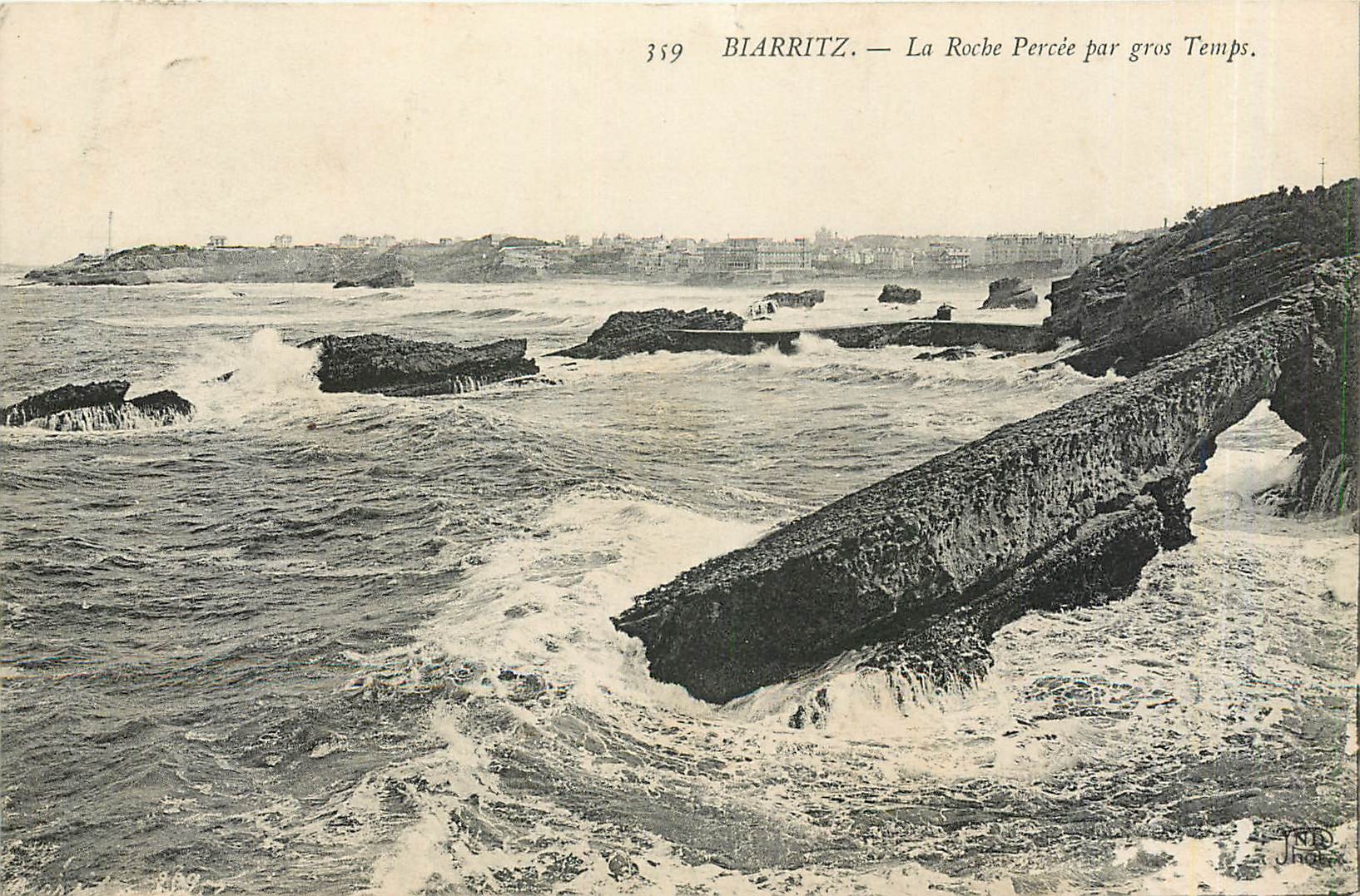 CPA Biarritz La Roche Percee par gros Temps