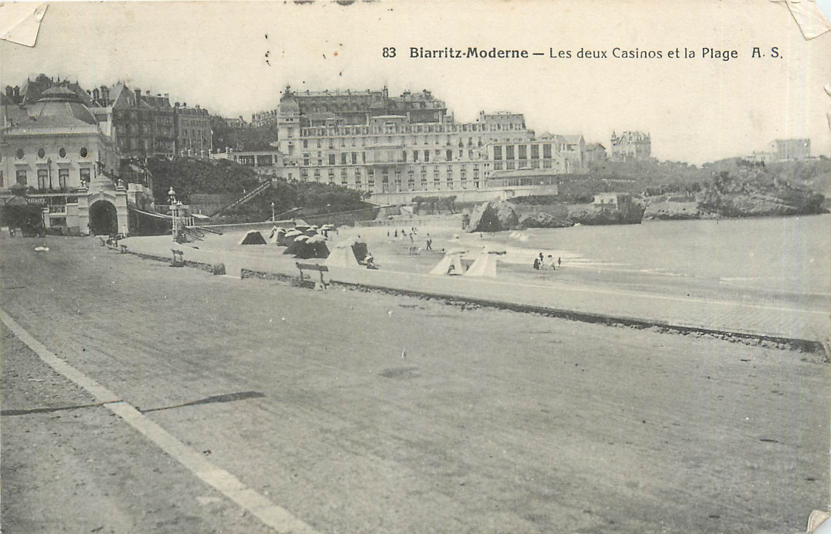 CPA Biarritz Moderne Les deux Casinos et la Plage 