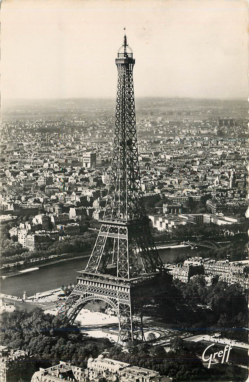 CPM Paris Vue aerienne de la Tour Eiffel la Seine et l'Arc de Triomphe de l'Etoile