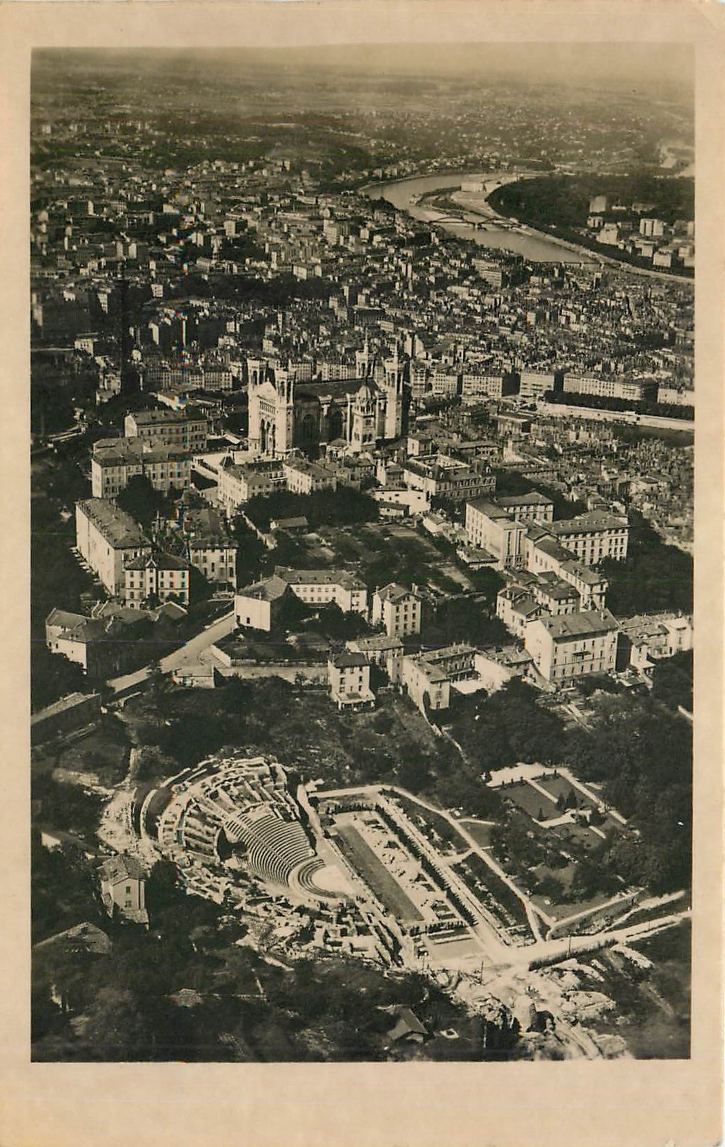 CPA Lyon - Colline de Fourviere. Theatre antique Basilique et Tour Metallique