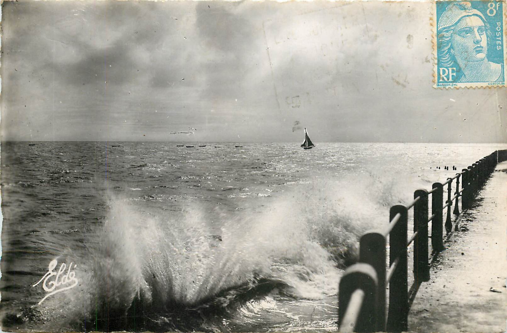 CPM Luc-Sur-Mer (Calvados) Effet de vague sur la digue