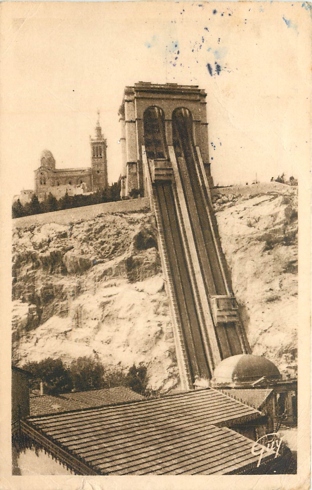 CPA Marseille Les Ascenseurs et Basilique de Notre-Dame de la Garde