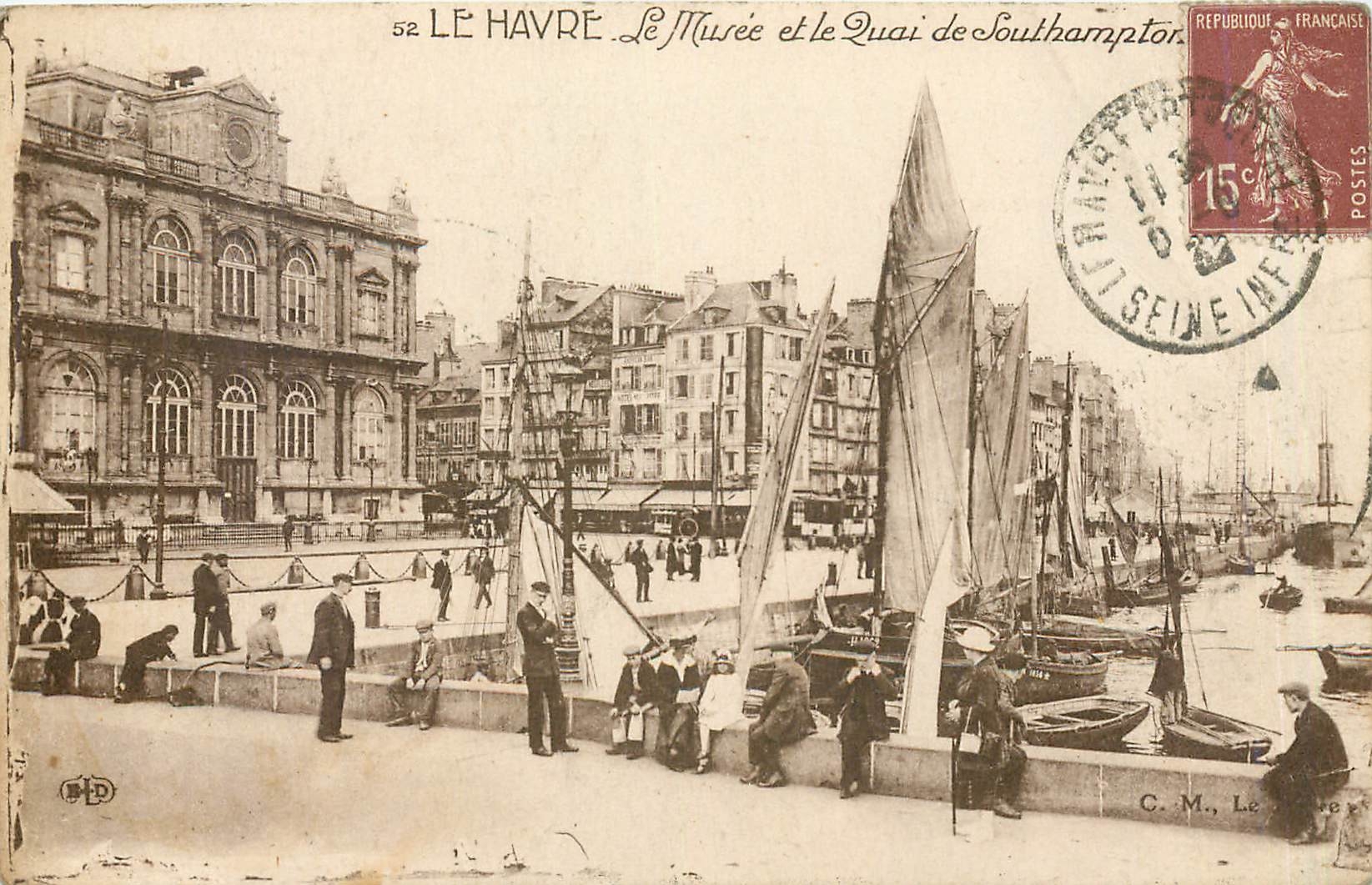 CPA Le Havre - Le Musee et le Quai de Southampton Bateaux de peche