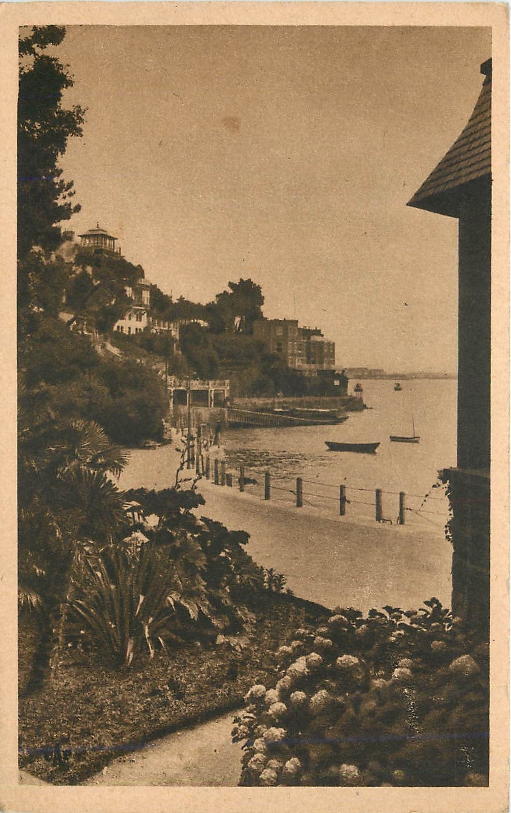 CPA Dinard - Un coin de la Promenade du ''Clair de Lune''