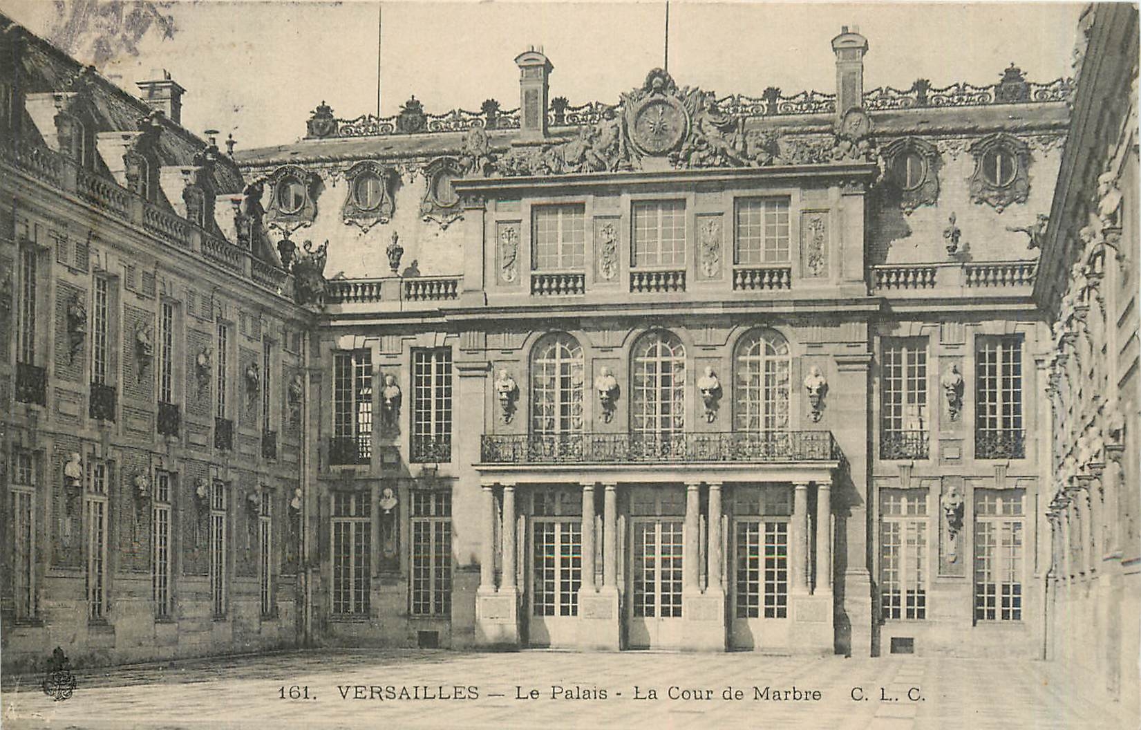 CPA Versailles Le Palais La Cour de Marbre 