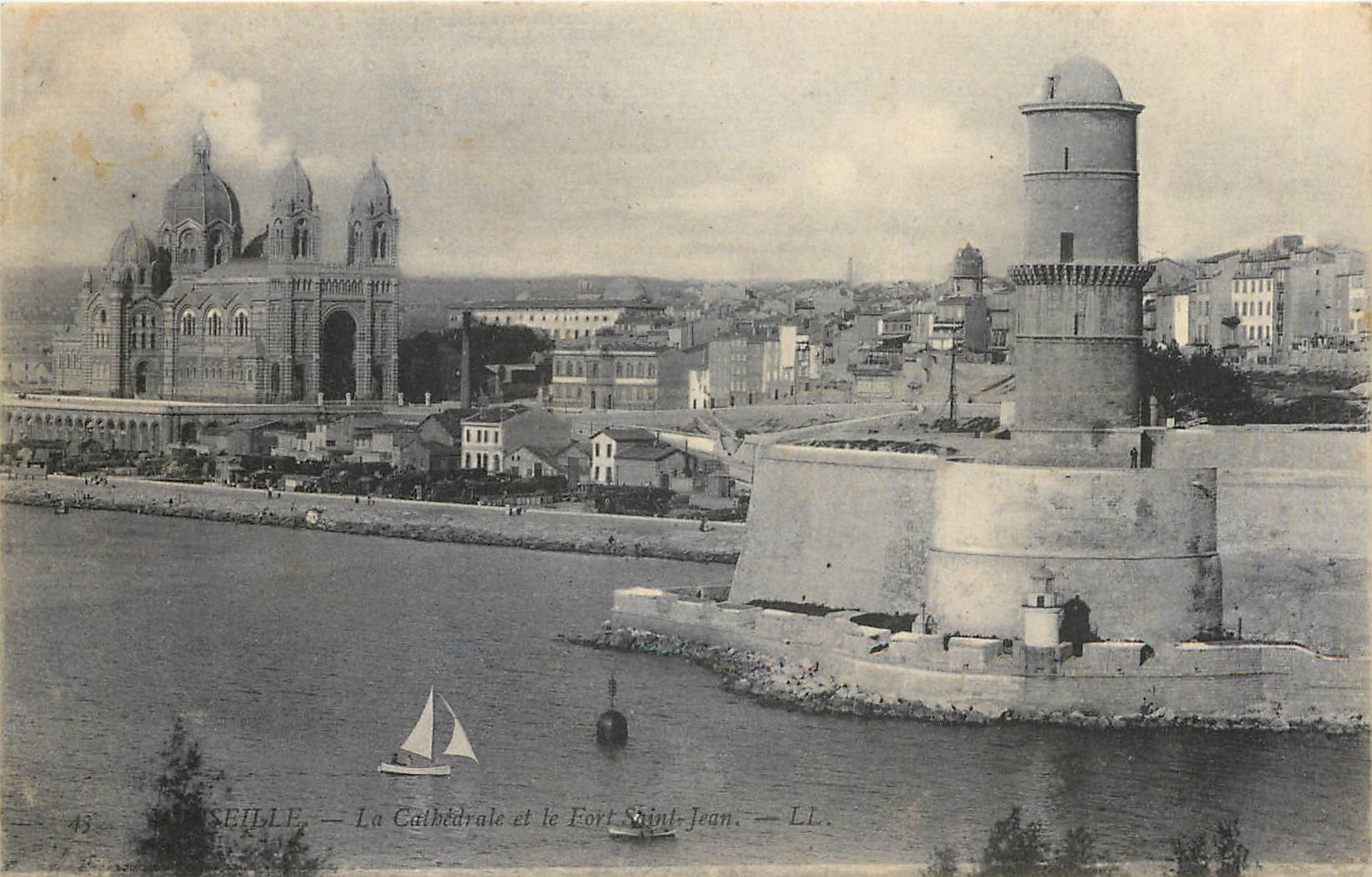 CPA Marseille La Cathedrale et le Fort Saint Jean