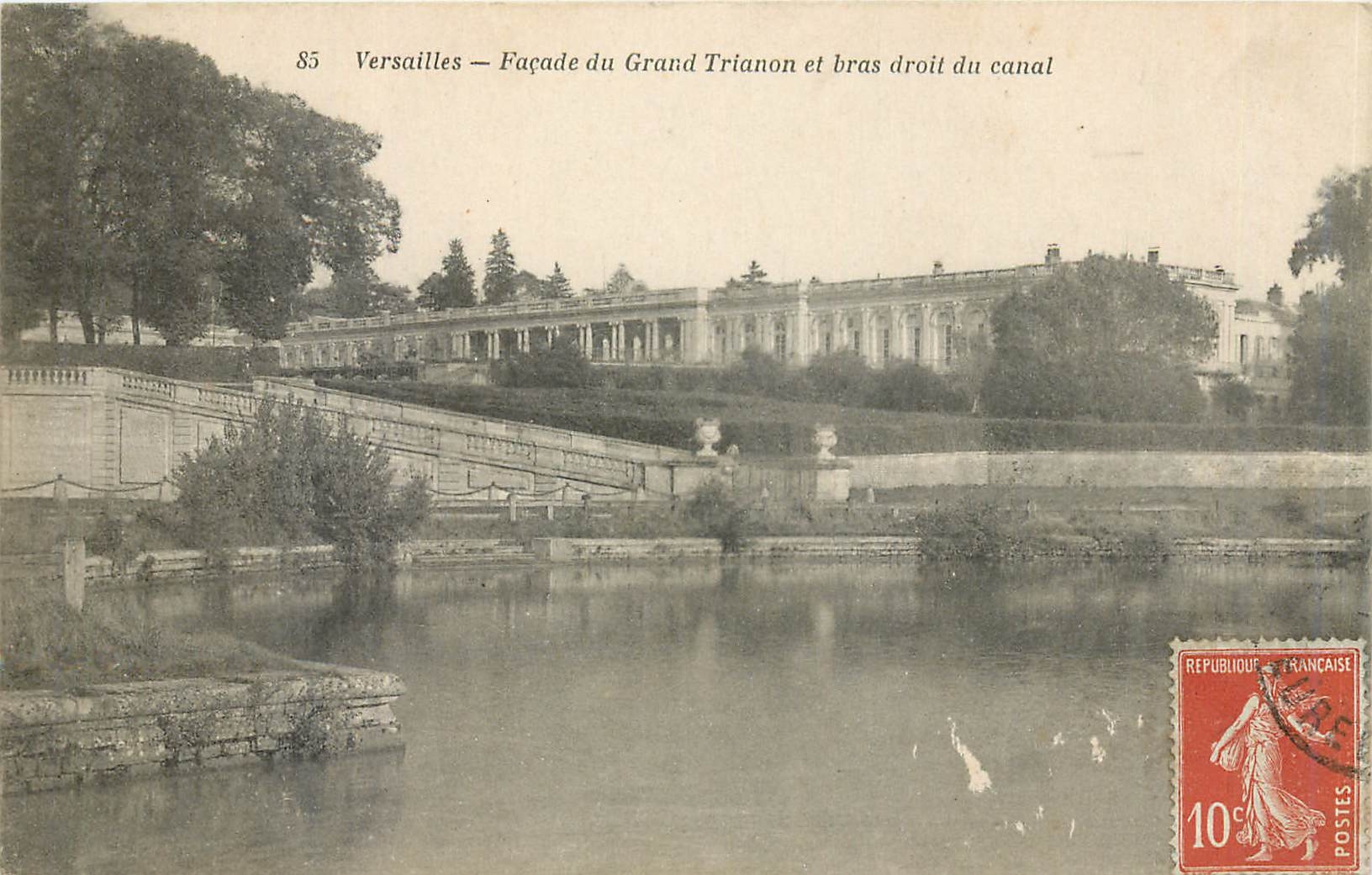 CPA Versailles Facade du Grand Trianon et bras droit du canal 