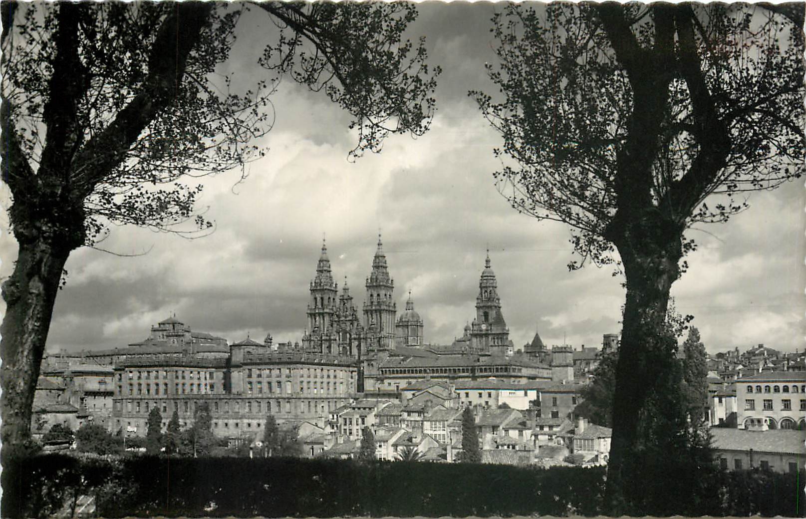 CPA Santiago de Compostela Vista arcial desde et Paseo de la Herradura Vue Partielle regardant de Pr