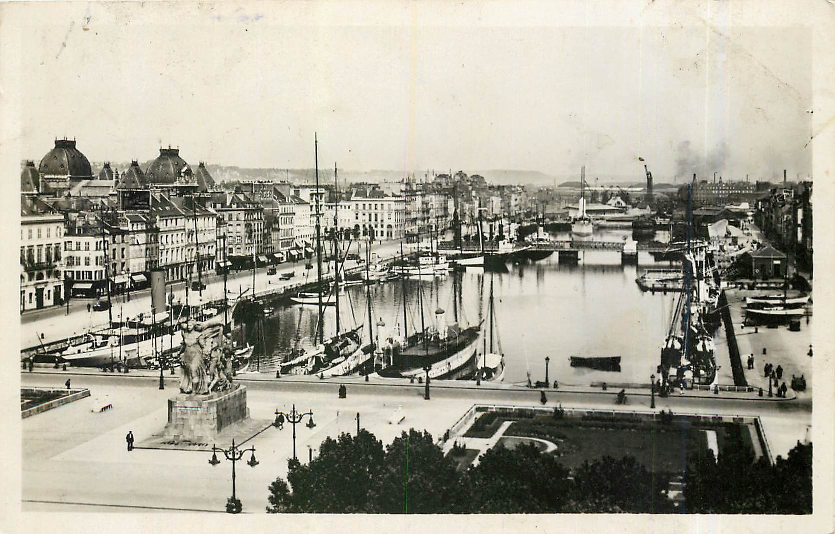 CPA Le Havre La Place Gambetta et le Bassin du Commerce Bateaux