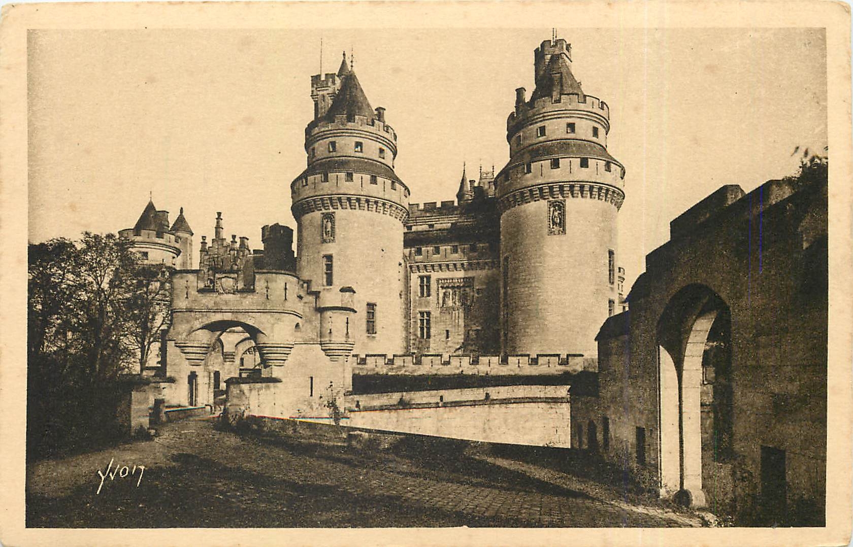 CPA Chateau de Pierrefonds Oise L'Entree du Chateau et Tours Charlemagne 
