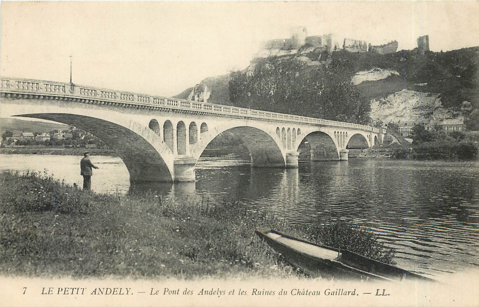 CPA Le Petit Andely Le Pont des Andelys et les Ruines du Chateau Gaillard Peche Pecheur