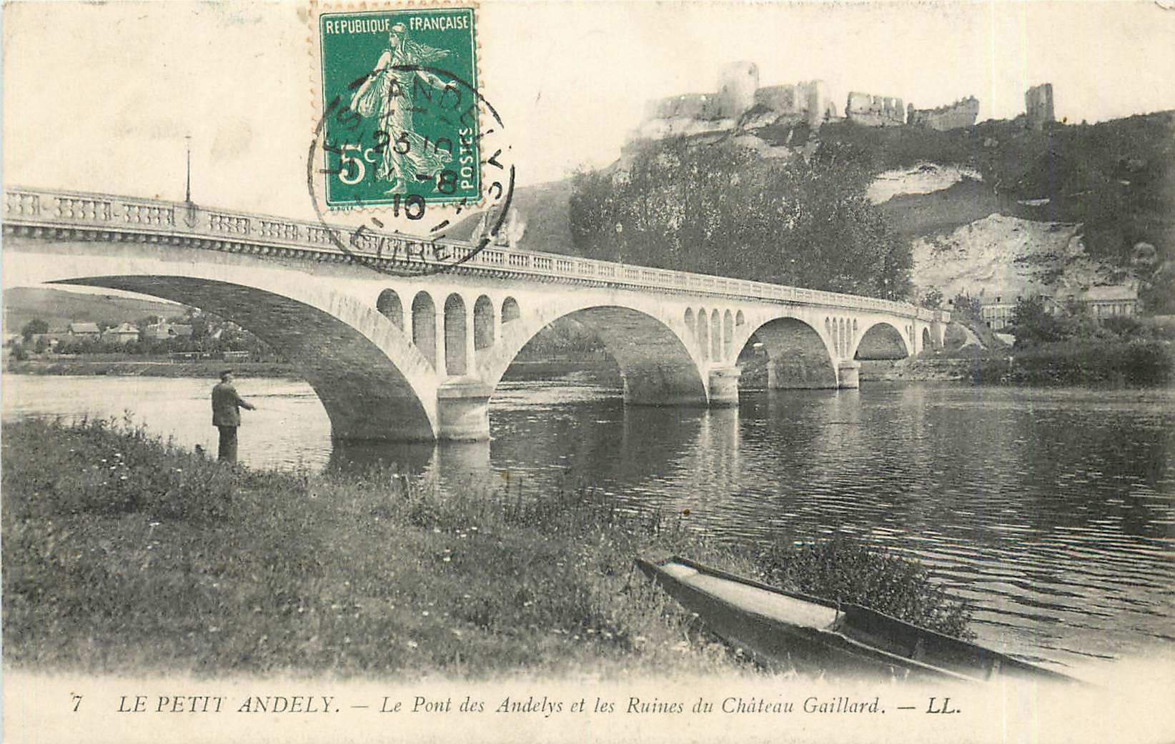 CPA Le Petit Andely Le Pont des Andelys et les Ruines du Chateau Gaillard Peche Pecheur