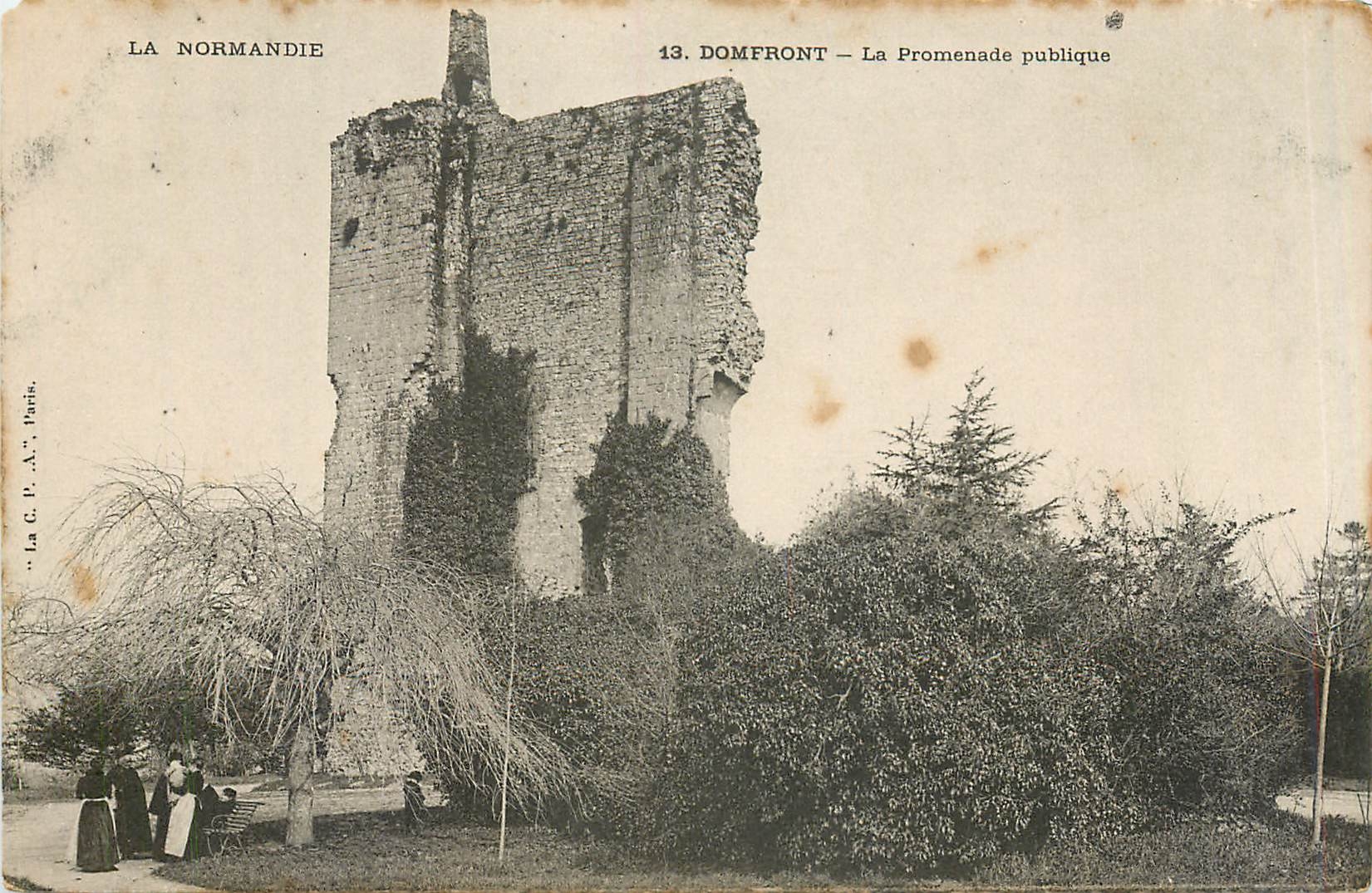 CPA La Normandie Domfront La Promenade publique
