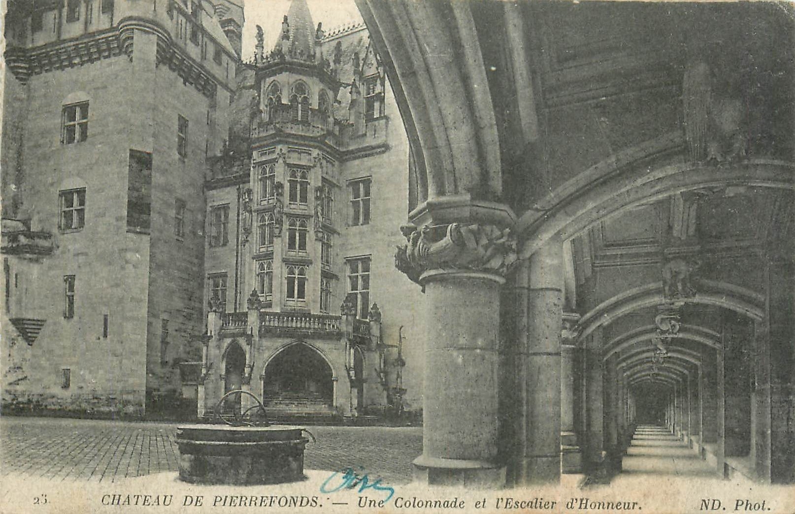 CPA Chateau de Pierrefonds Une Colonnade et l'Escalier d'Honneur 
