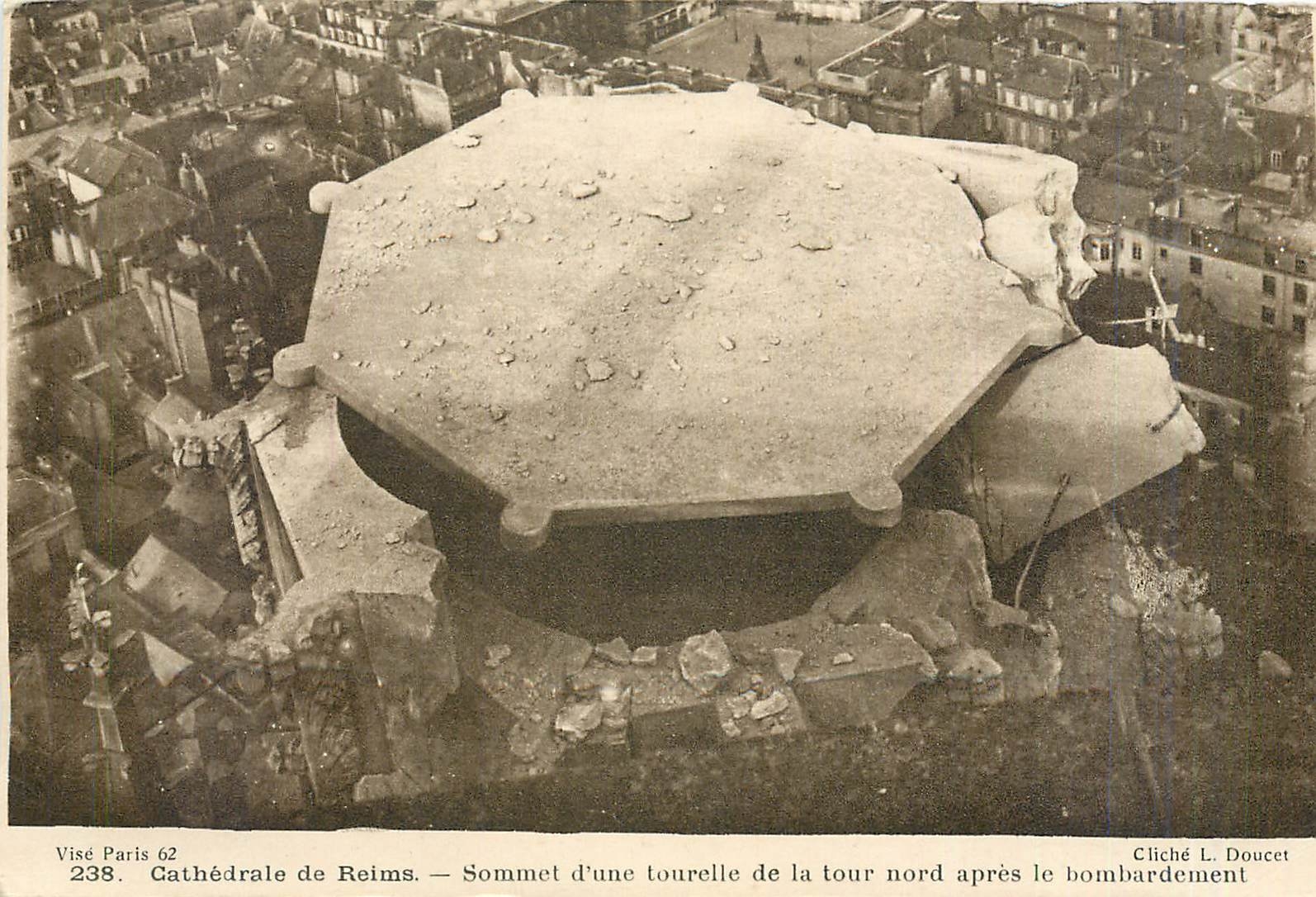 CPA Cathedrale de Reims Sommet d'une tourelle de la Tour nord apres le bombardement 