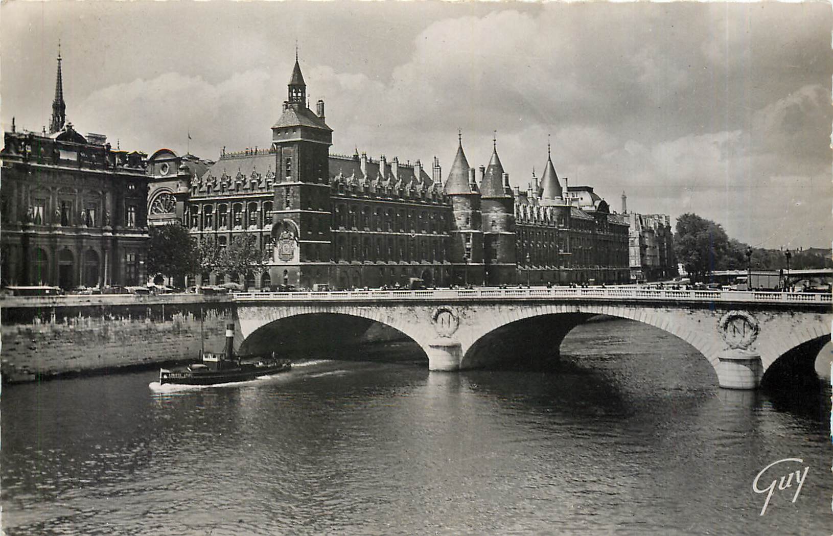CPM Paris La Seine le pont au Change et le palais de Justice Bateau