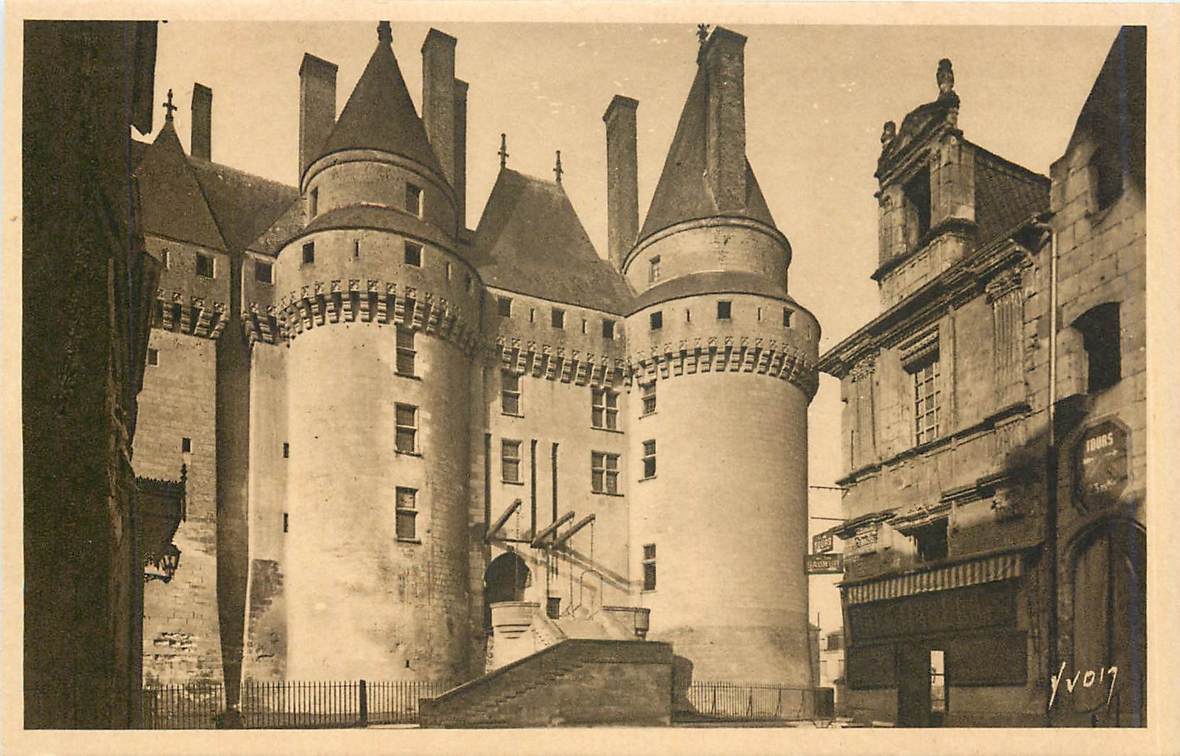 CPA Langeais Indre et Loire L'Entree du Chateau 