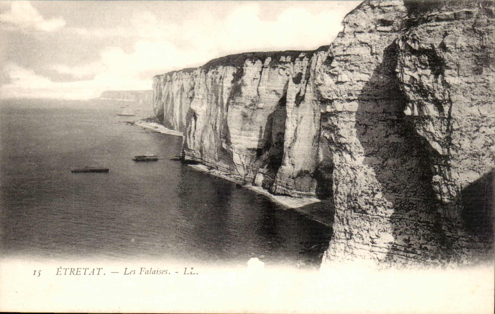 Etretat CPA Les falaises
