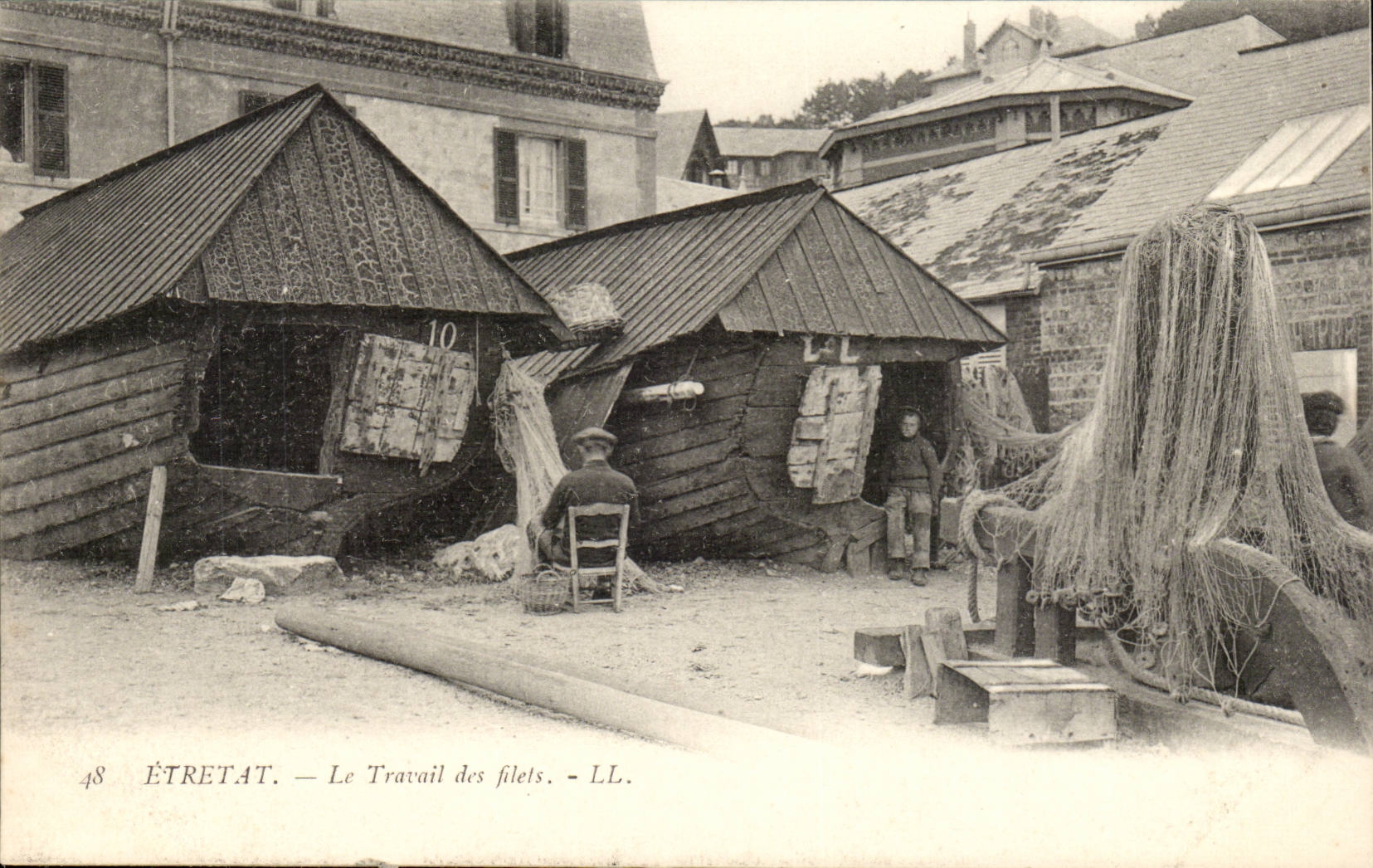 Etretat CPA Le travail des filets (pecheurs)