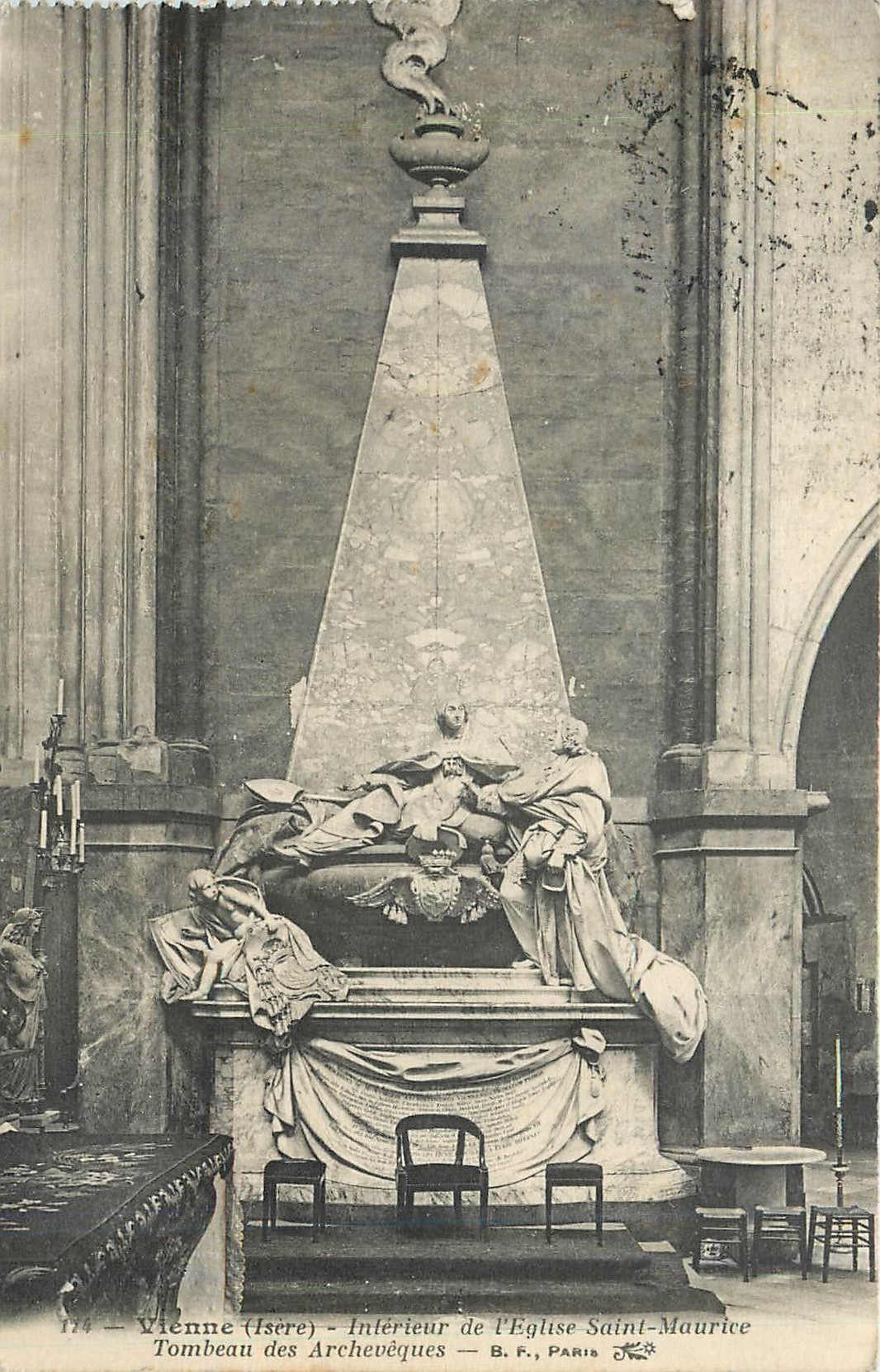 CPA Vienne (Isère) - Intérieur de l'Eglise Saint(Maurice - Tombeau des Archevêques