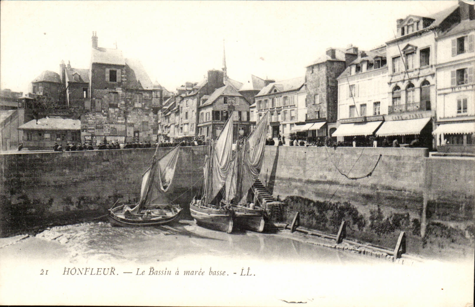 Honfleur CPA Le bassin a maree basse