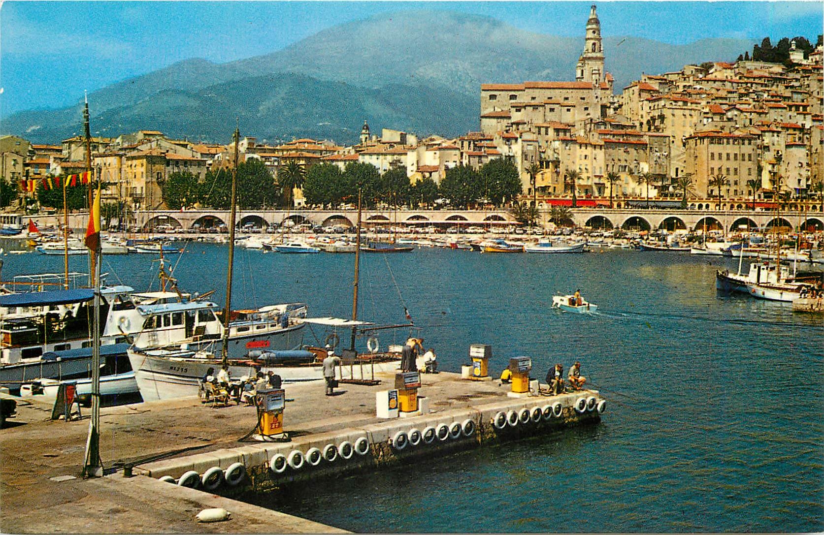 CPM Les Sites Merveilleux de La Cote d'Azur Menton Alpes Maritimes Vue sur le petit port et la Vieil