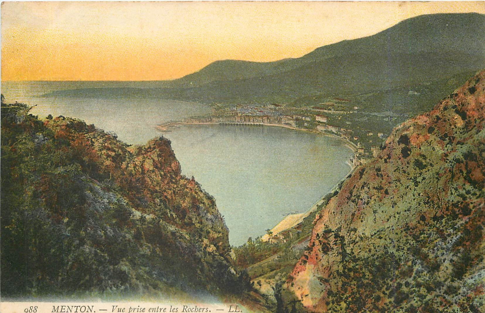 CPA Menton Vue prise entre les Rochers 