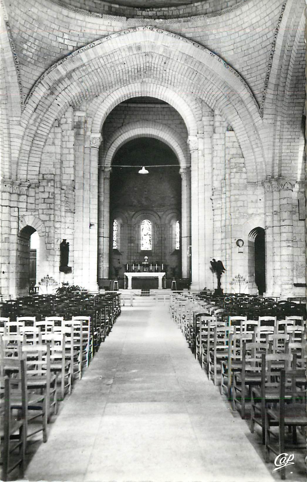 CPA Saintes La Nef de l'Abbaye aux Dames 