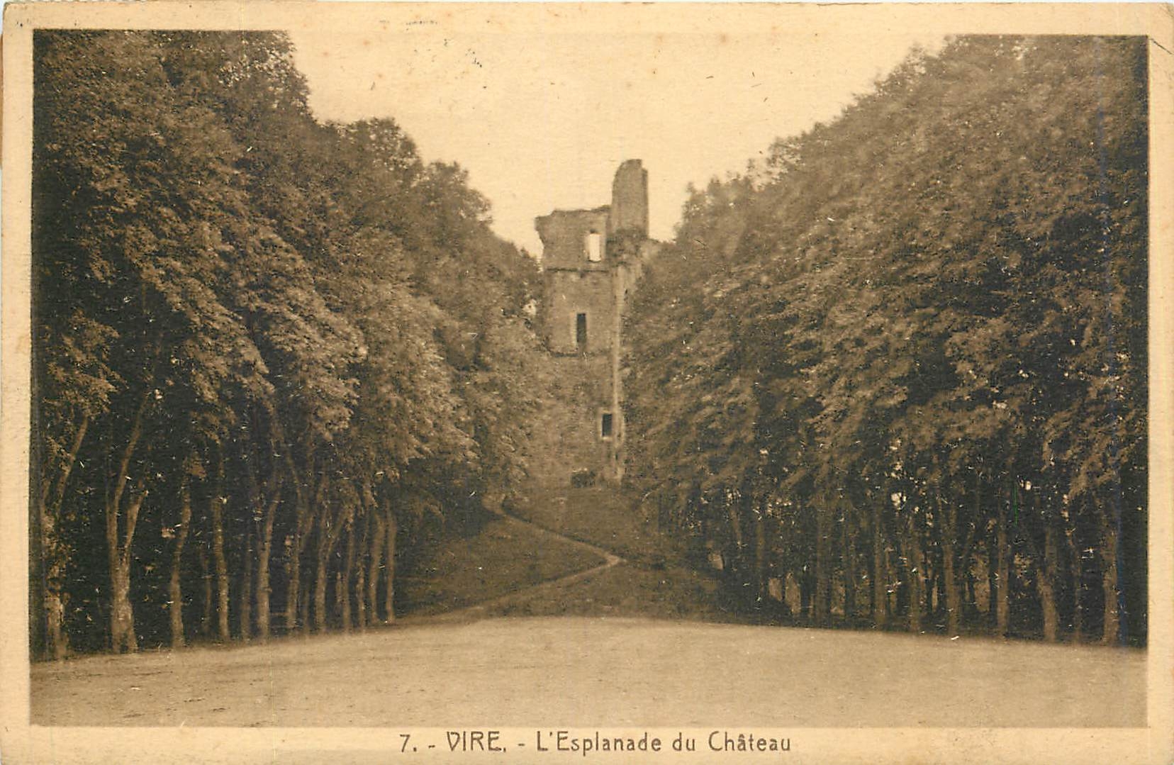 CPA Vire l'Esplanade du Chateau 