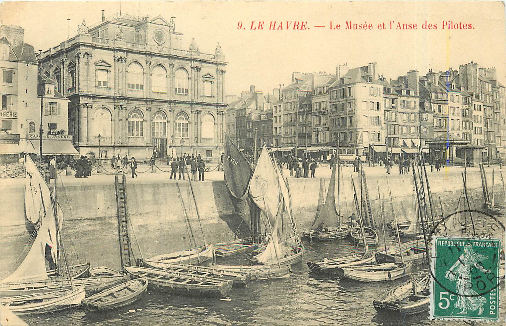 CPA Le Havre Le Musee et l'Anse des Pilotes Bateaux