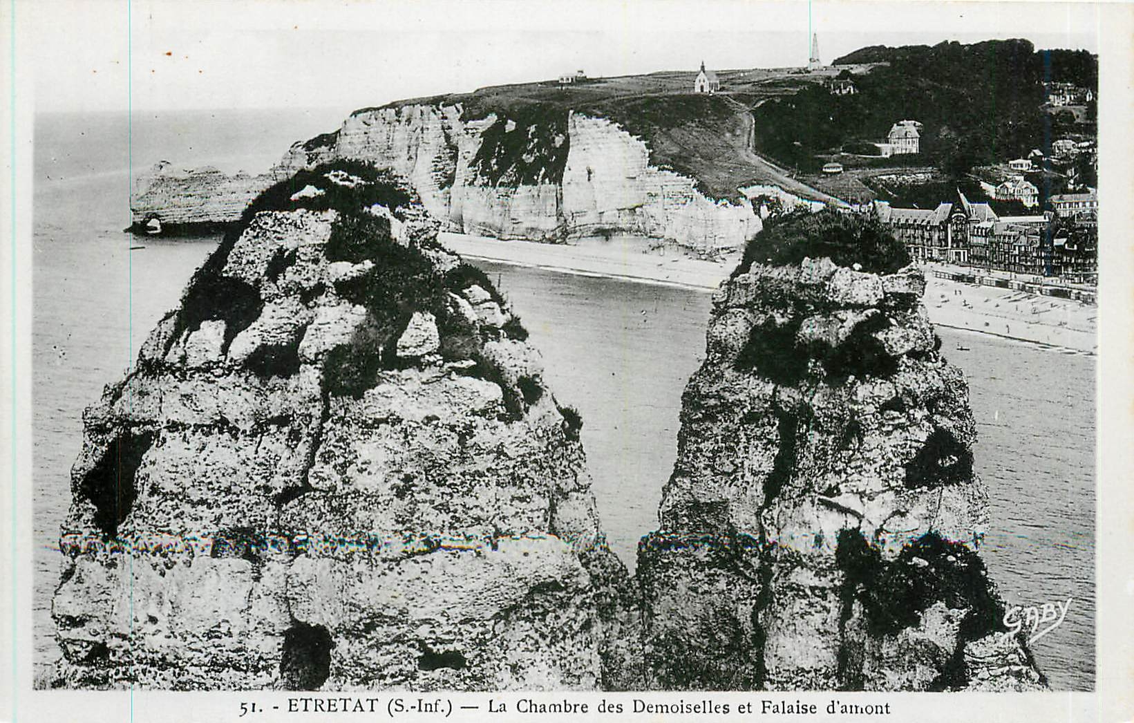 CPA Etretat S Inf La Chambre des Demoiselles et Falaise d'amont