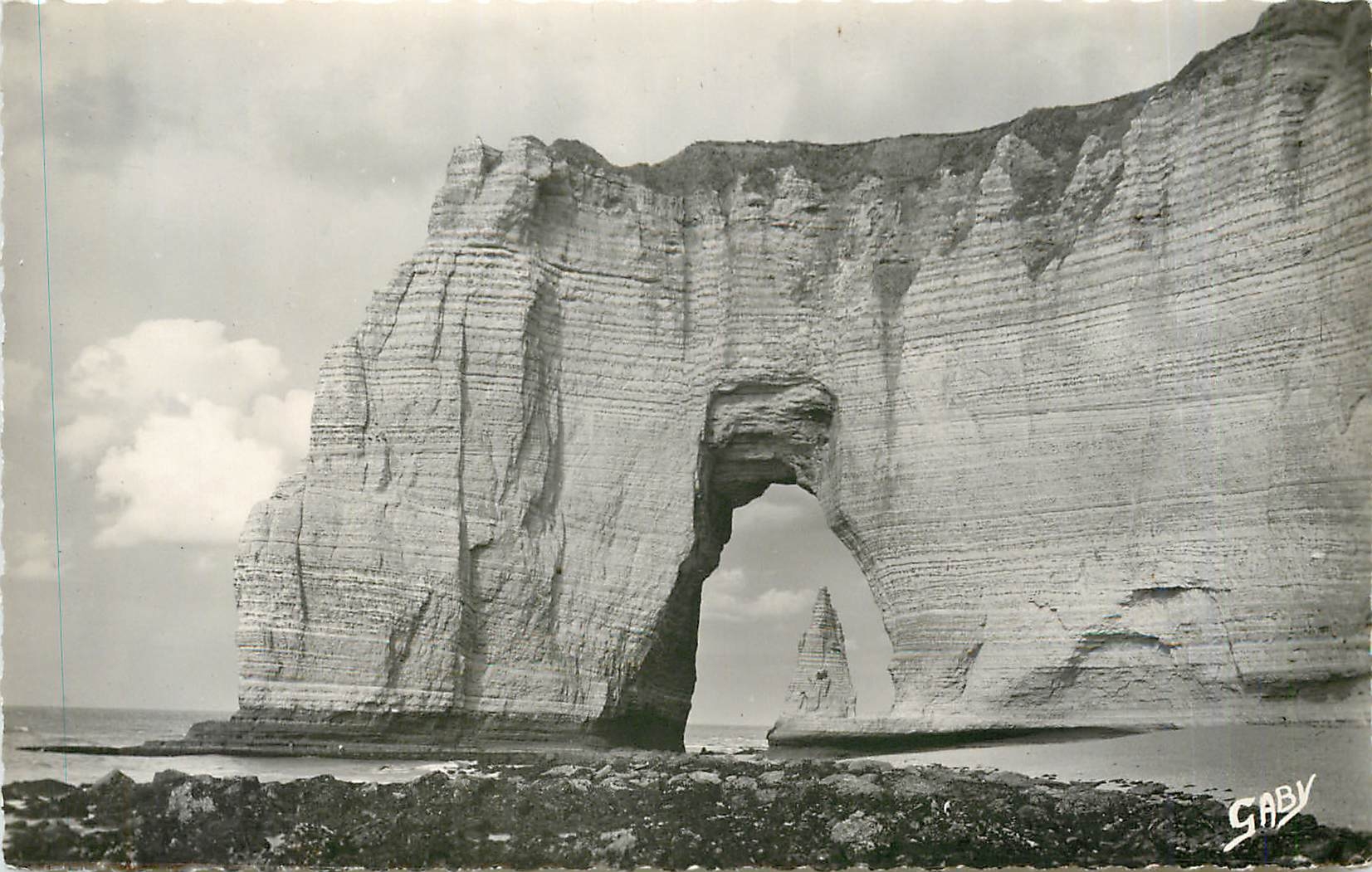 CPA Etretat S Mme L'Aiguille vue a travers la Manneporte