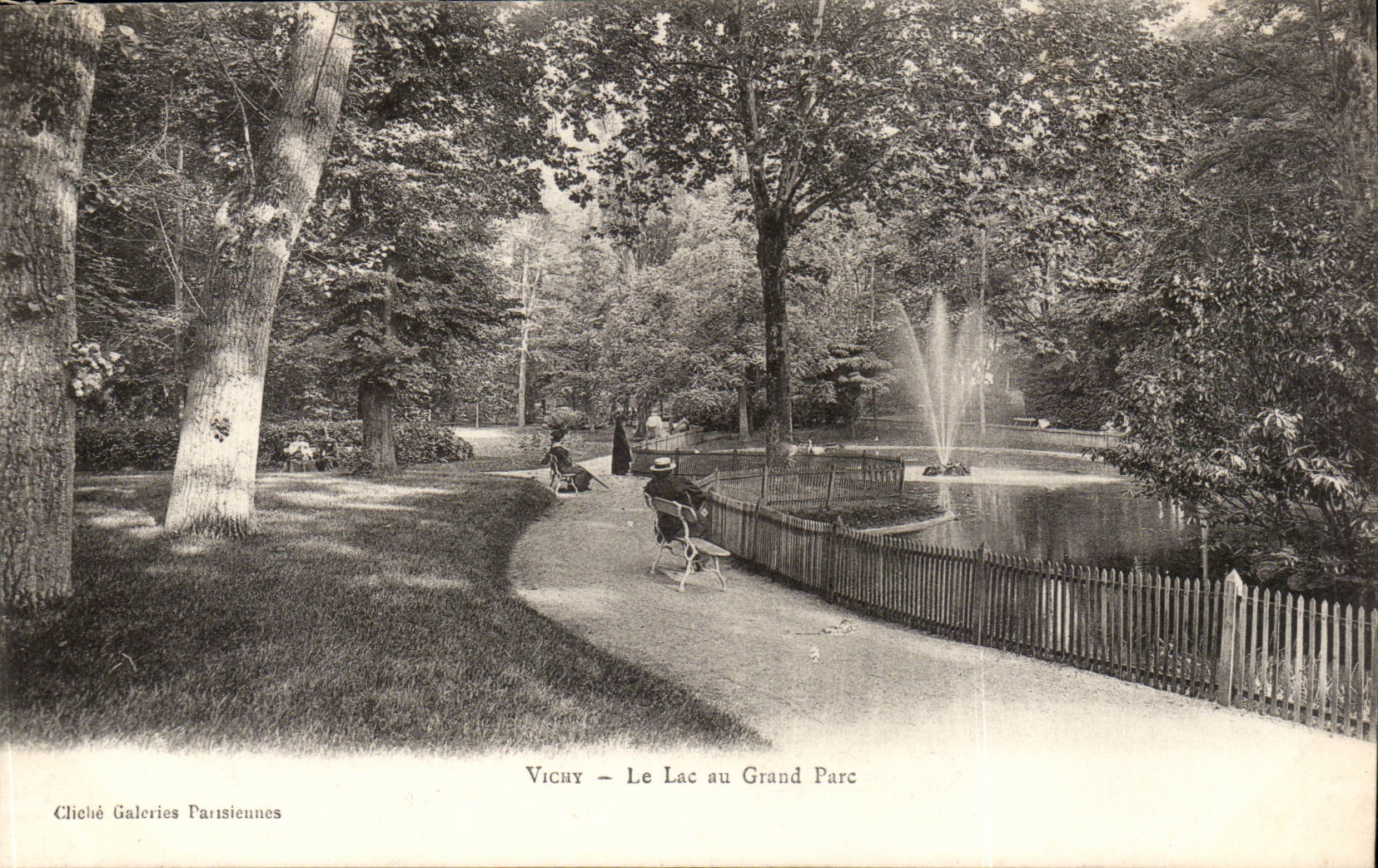 Vichy - the Lake with the Large Park - CPA