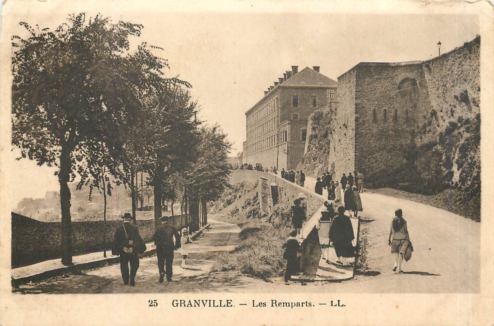 CPA GRANVILLE-Les remparts