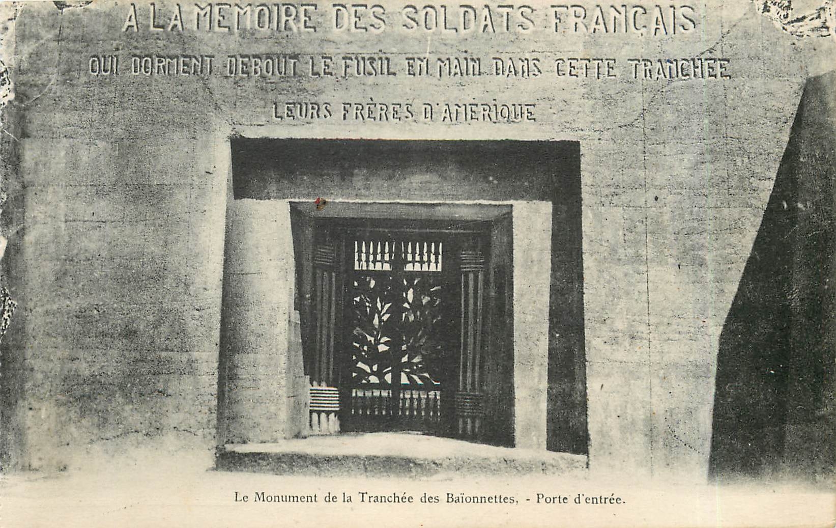 CPA Le Monument de la Tranchée des Baïonnettes - Porte d'entrée