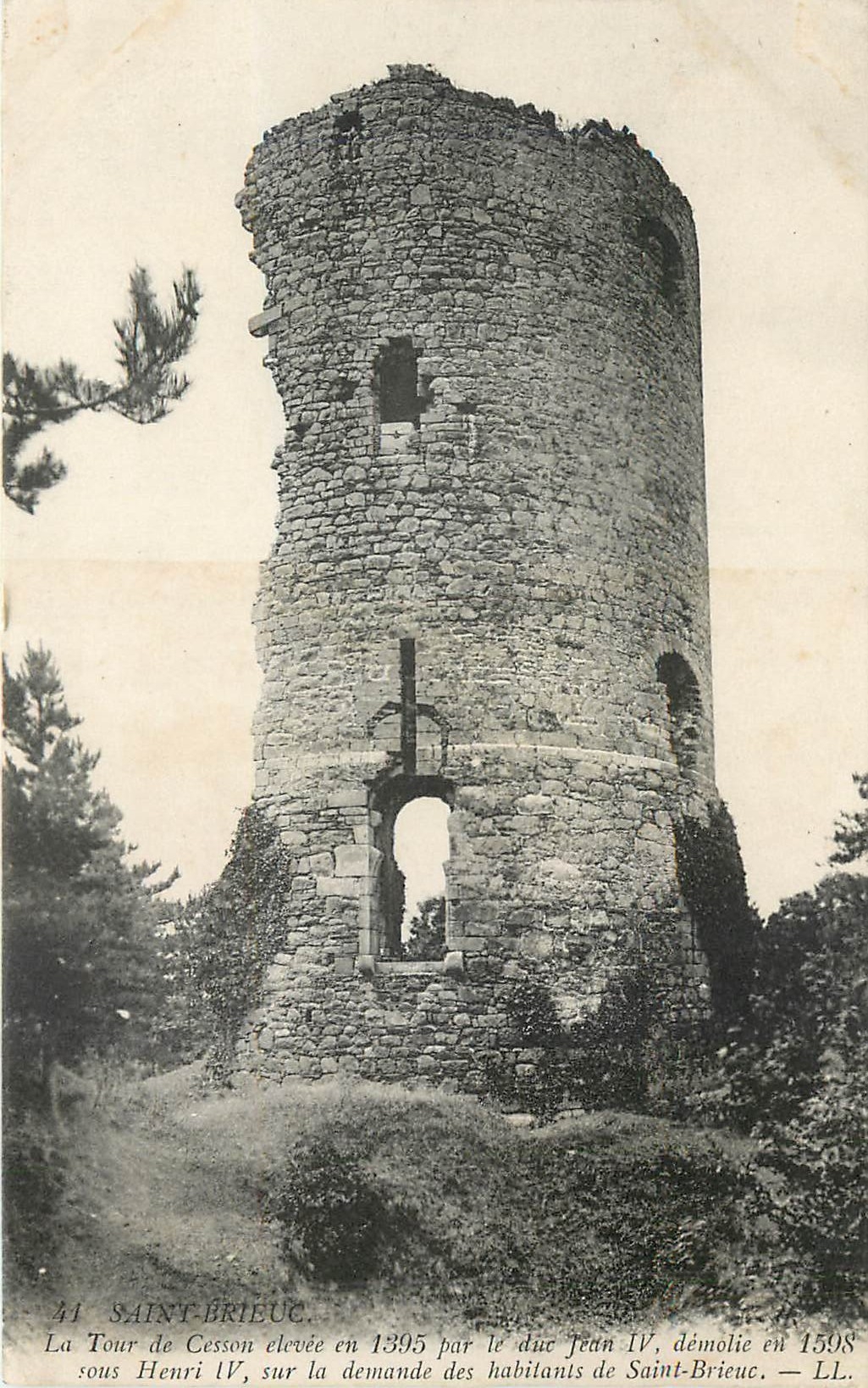 CPA Saint Brieuc la Tour de Cesson elevee en 1395 par le duc Jean IV demolie en 1598 sous Henri IV 
