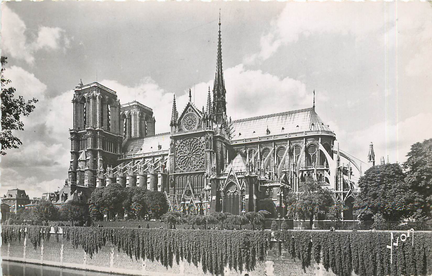 CPM Paris En Flanant Notre Dame et le Square de l'Archeveche