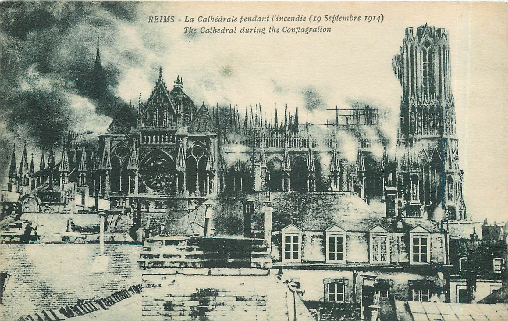 CPA Reims la cathedrale pendant l'incendie 19 Septembre 1914