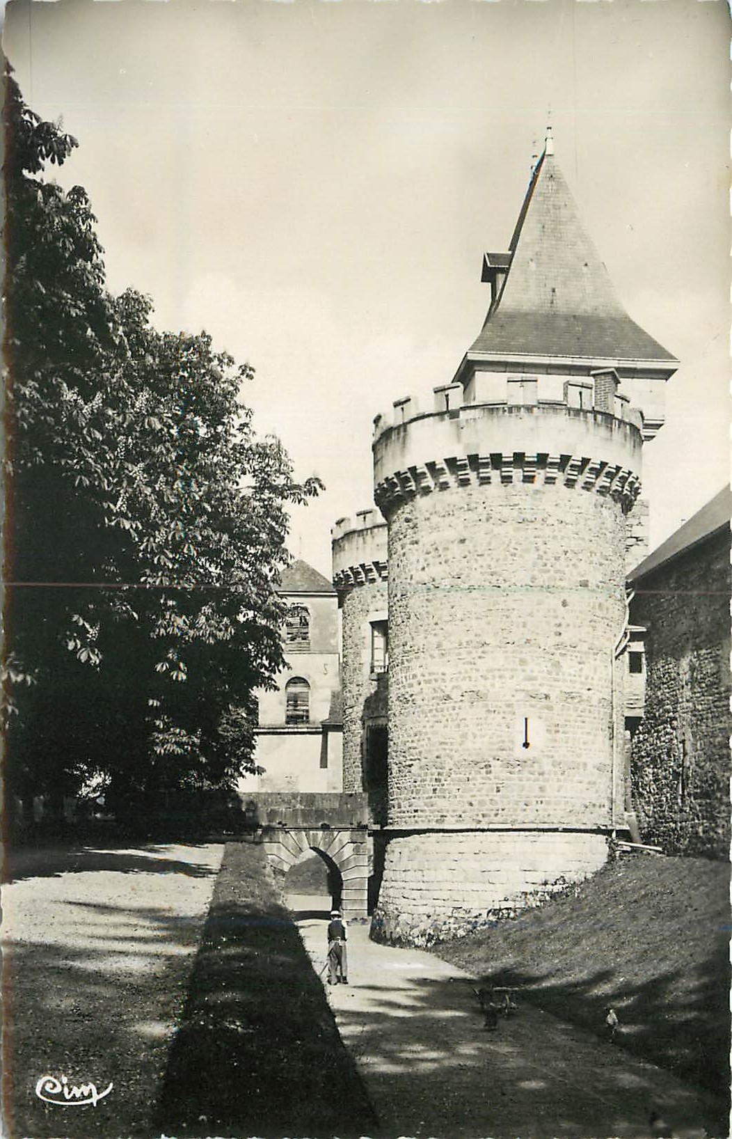 CPA Busset Allier le chateau de Bourbon XIV sicle 