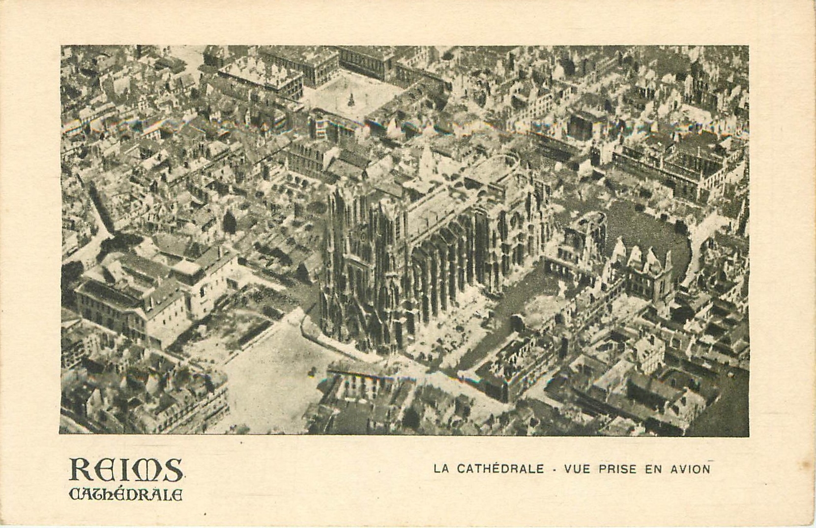 CPA Reims Cathedrale la cathedrale vue prise en avion 
