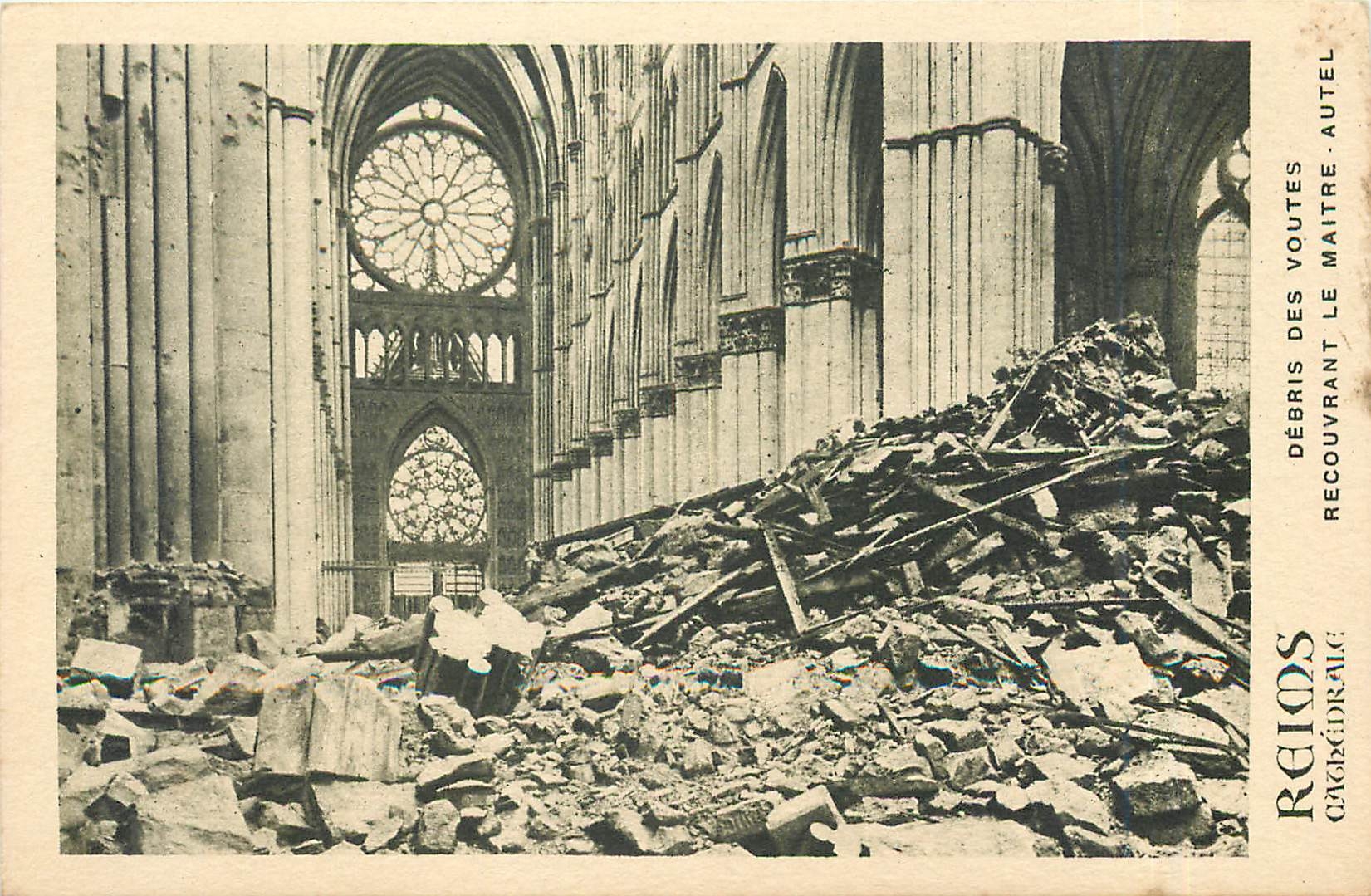 CPA Reims Cathedrale debris des voutes recouvrant le maitre autel 