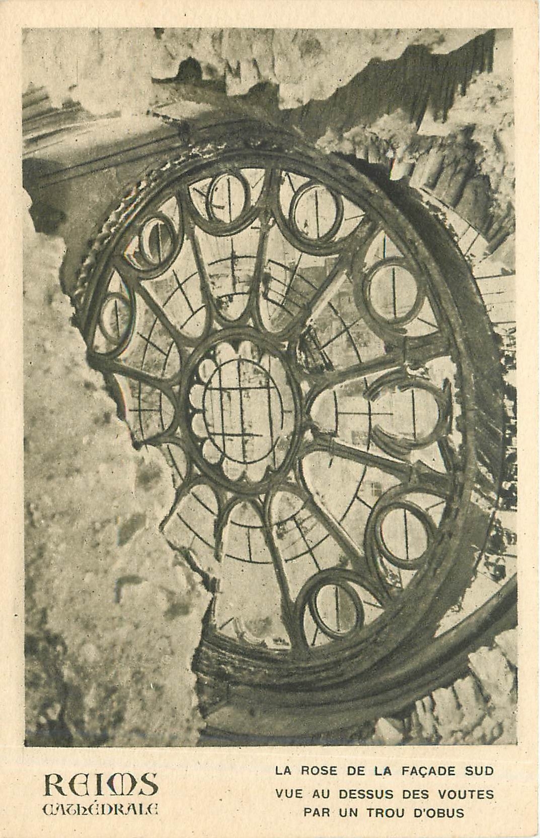 CPA Reims Cathedrale la rose de la facade sud vue au dessus des voutes par un trou d'obus 