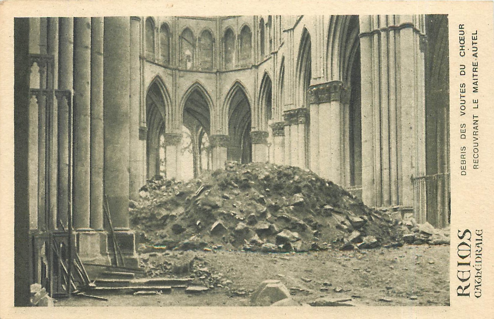 CPA Reims cathedrale Debris des Voutes du Choeur recouvrant le Maitre Autel 