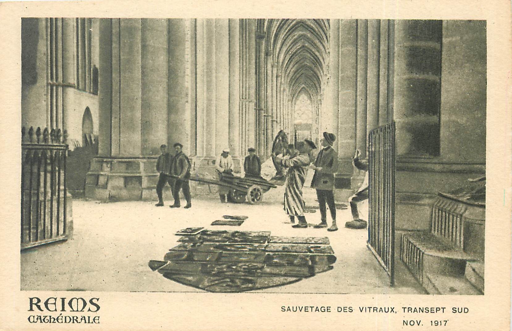 CPA Reims cathedrale Sauvetage des Vitraux Transept Sud Nov 1917 