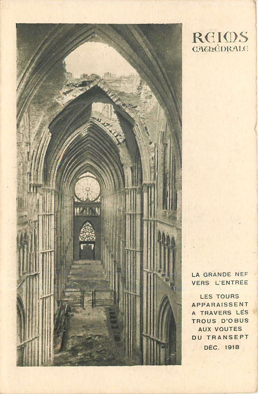 CPA Reims cathedrale la GRande Nef Vers l'Entree les tours apparaissent a travers les trous d'Obus a